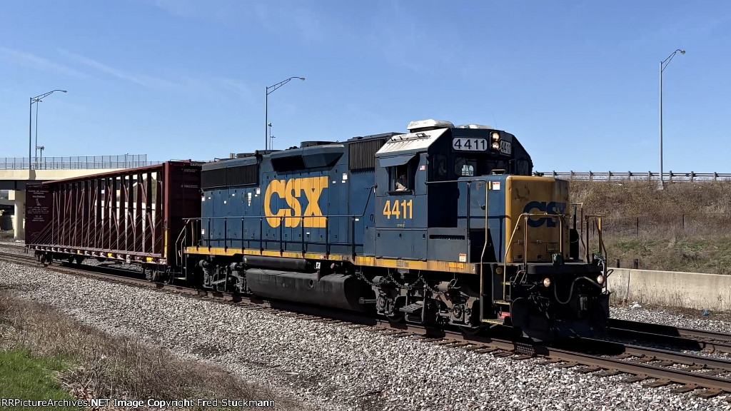 CSX 4411 runs the L320.